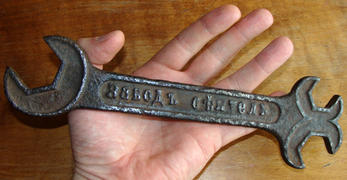 Старинный гаечный ключ.